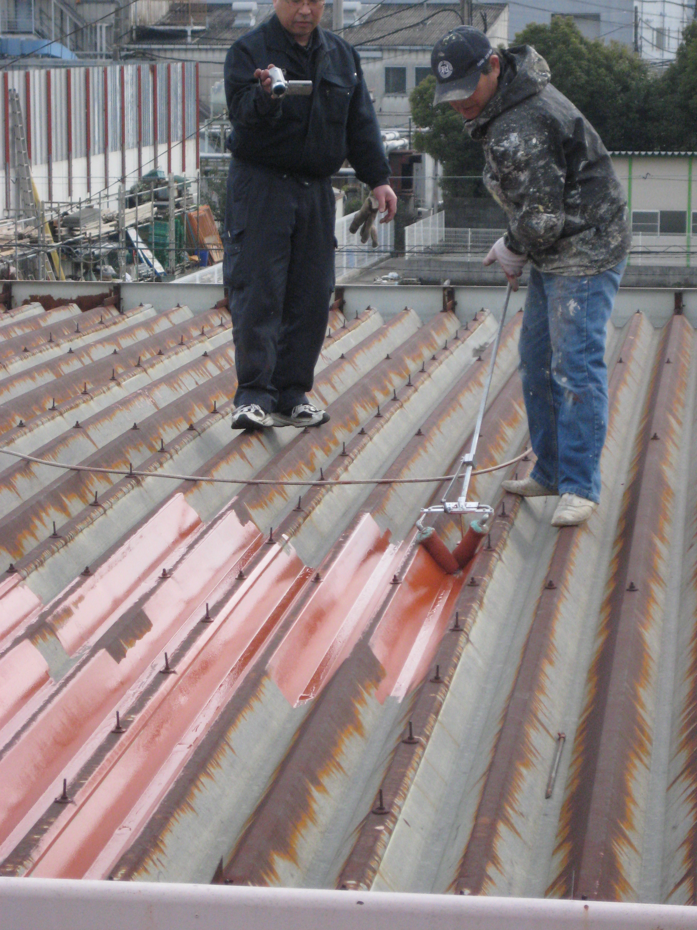 折板屋根塗装の施工風景